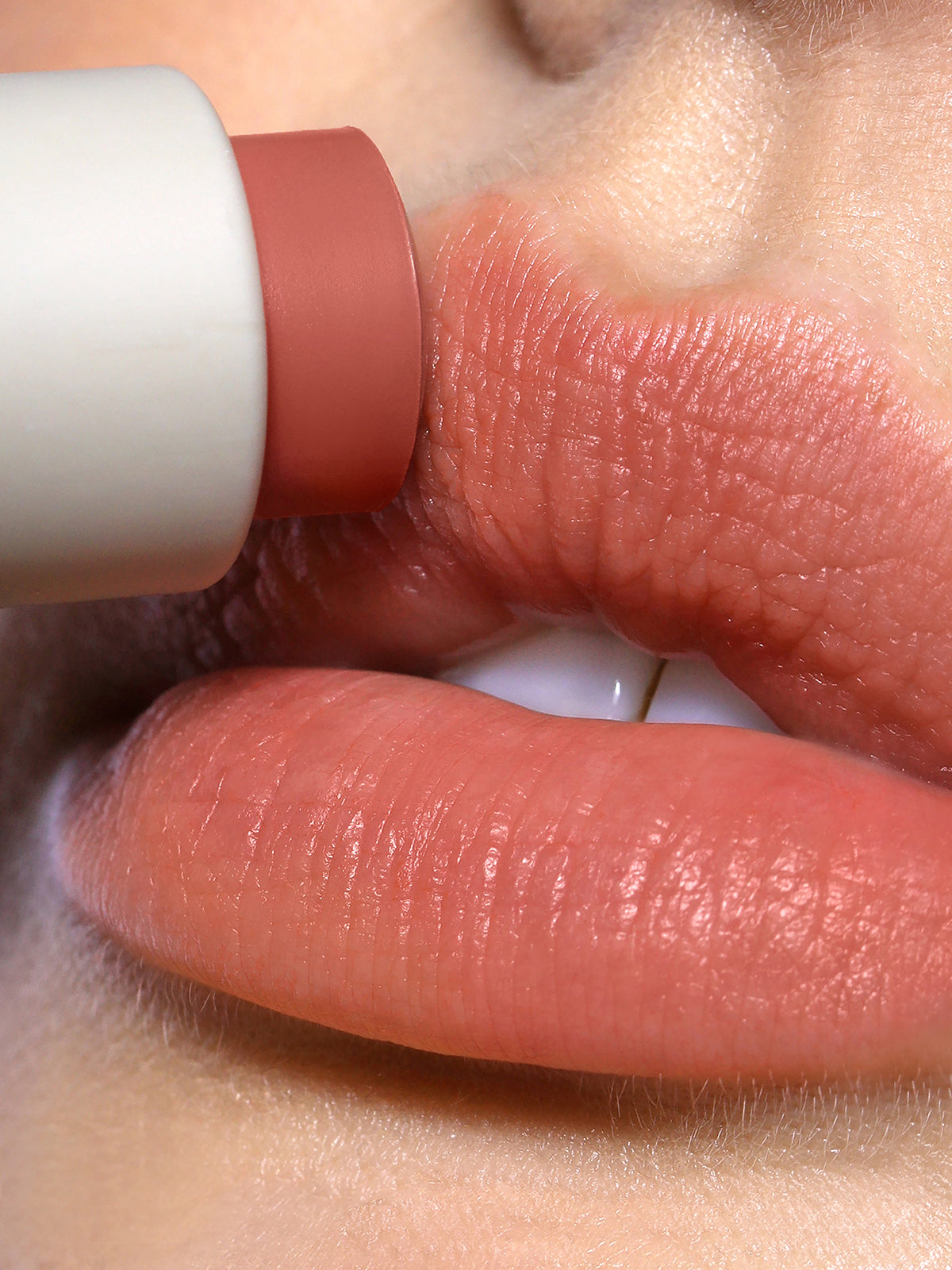 REFY LIP BLUSH IN SHADE AMBER ON JESS HUNT