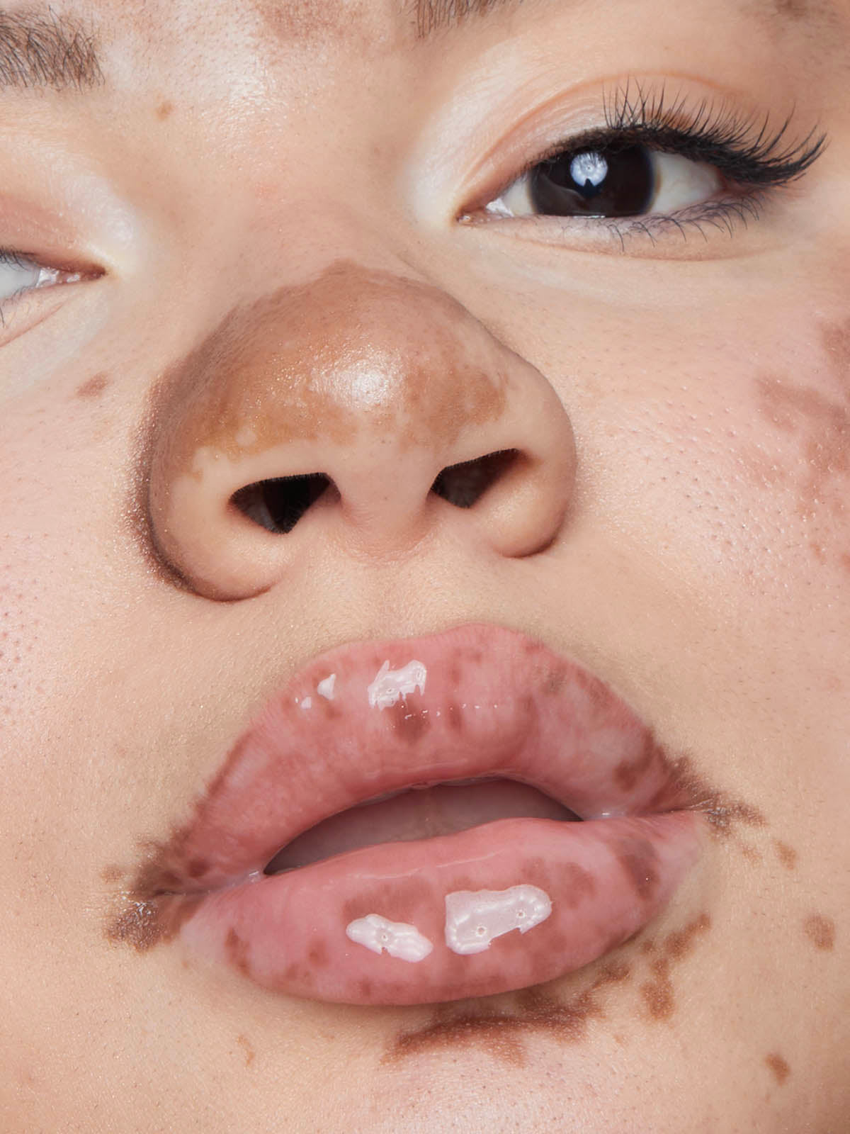 REFY LIP GLOSS IN CLEAR ON MODEL