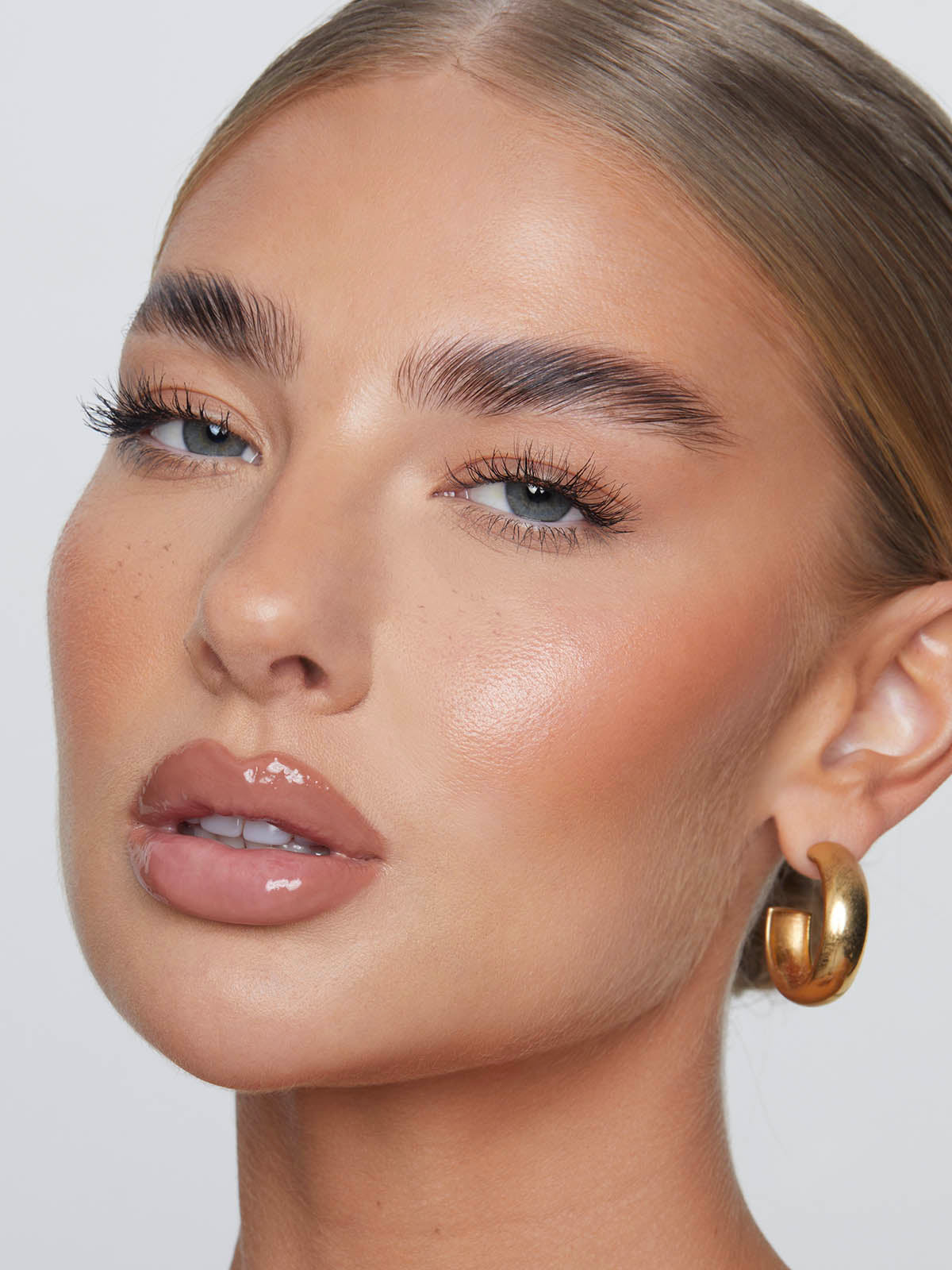 REFY LIP GLOSS IN CLEAR ON JESS HUNT