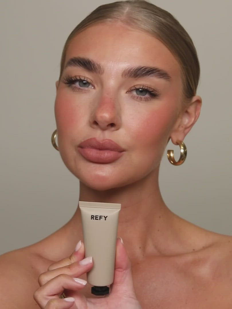 Application Video of Jess Hunt Applying Topaz Gloss Highlighter