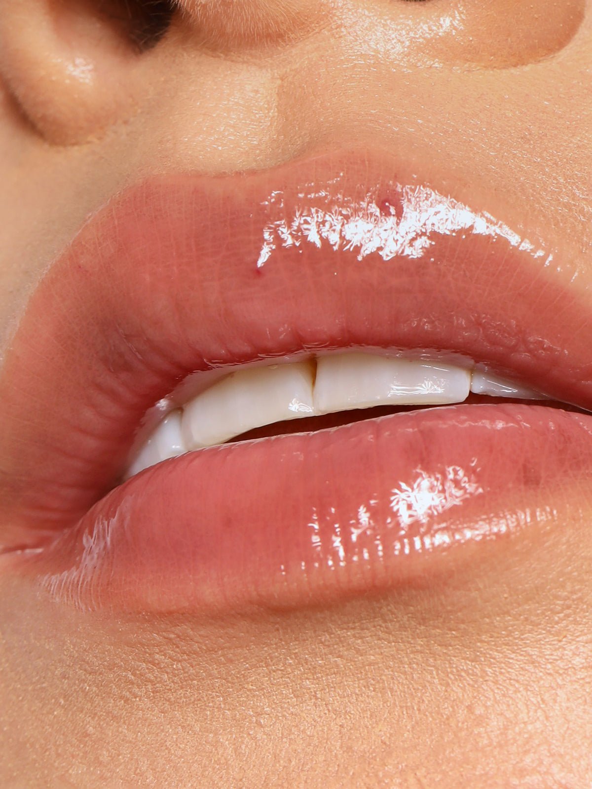 REFY LIP GLOSS IN SHADE ROSEWOOD CLOSE UP LIP