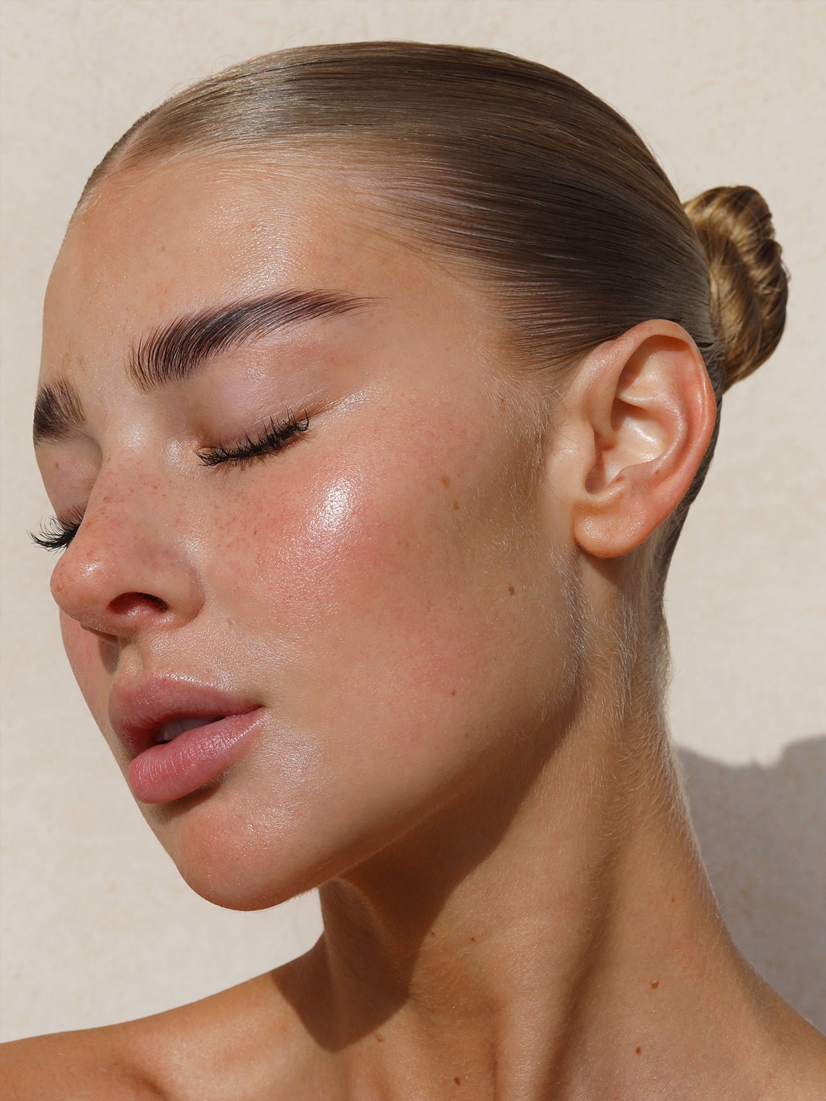 REFY FACE PRIMER ON JESS HUNT