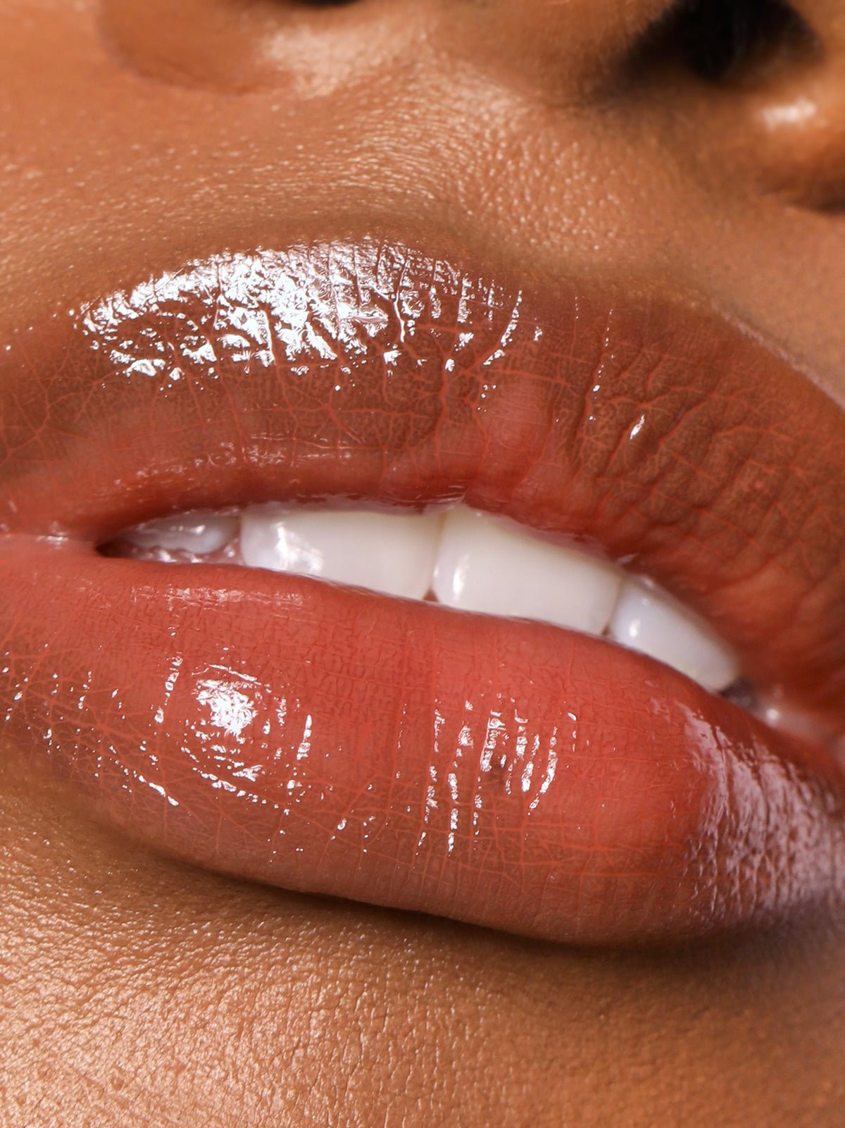 REFY LIP GLOSS IN SHADE DUSK CLOSE UP LIP
