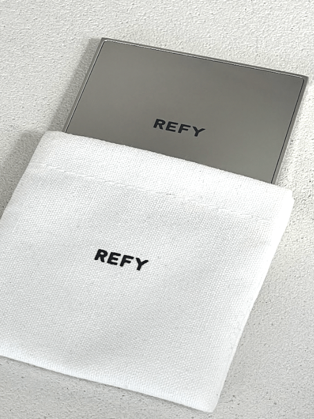 FLAT LAY CAMPAIGN IMAGE OF MIRROR WITH DUSTBAG