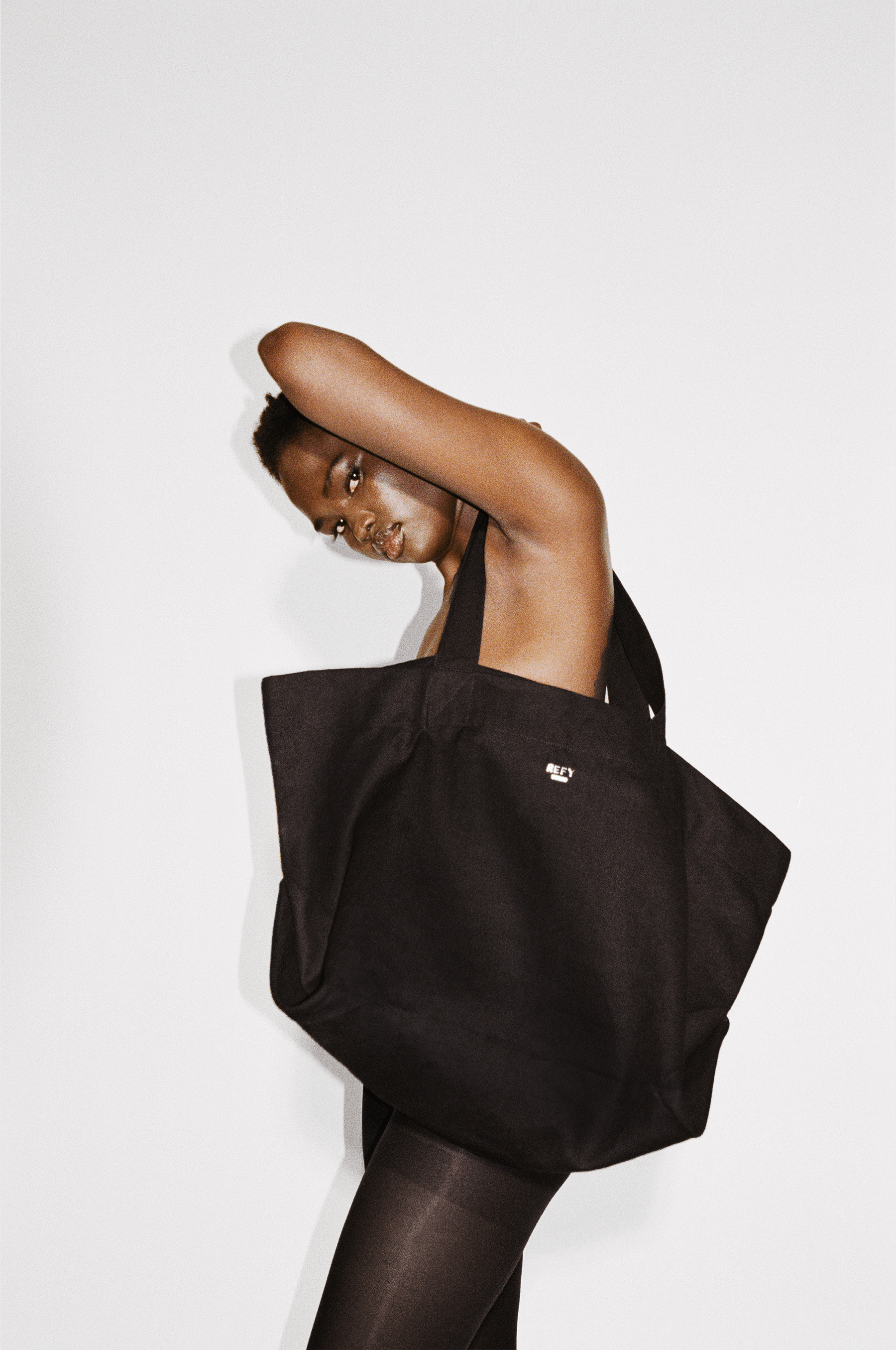 FRONT IMAGE OF REFY OVERSIZED TOTE BAG IN BLACK WITH MODEL 