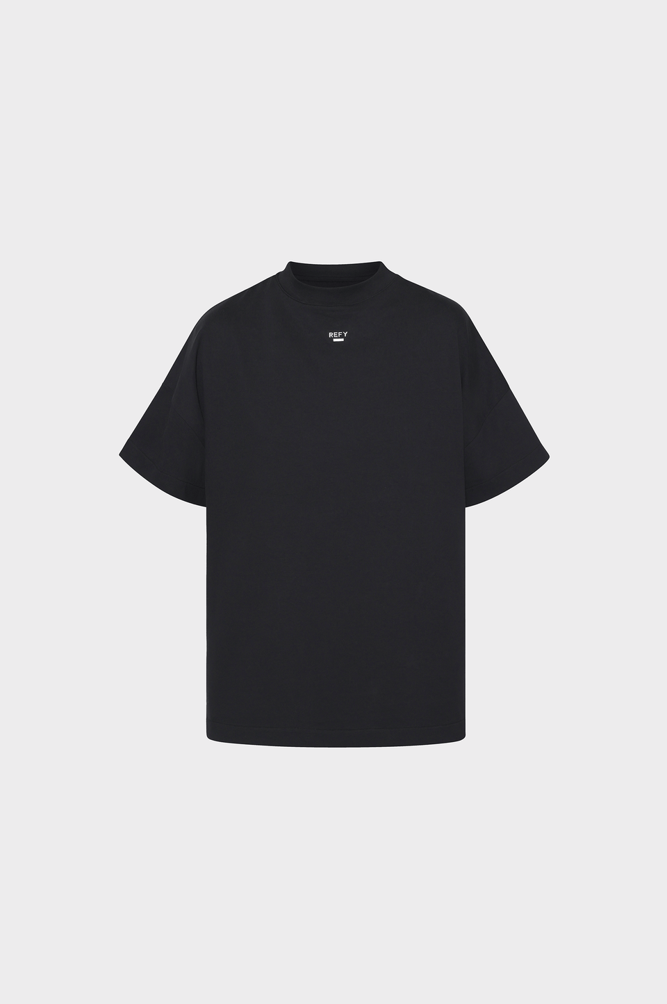 CLOSE UP OF REFY BOXY T-SHIRT IN BLACK